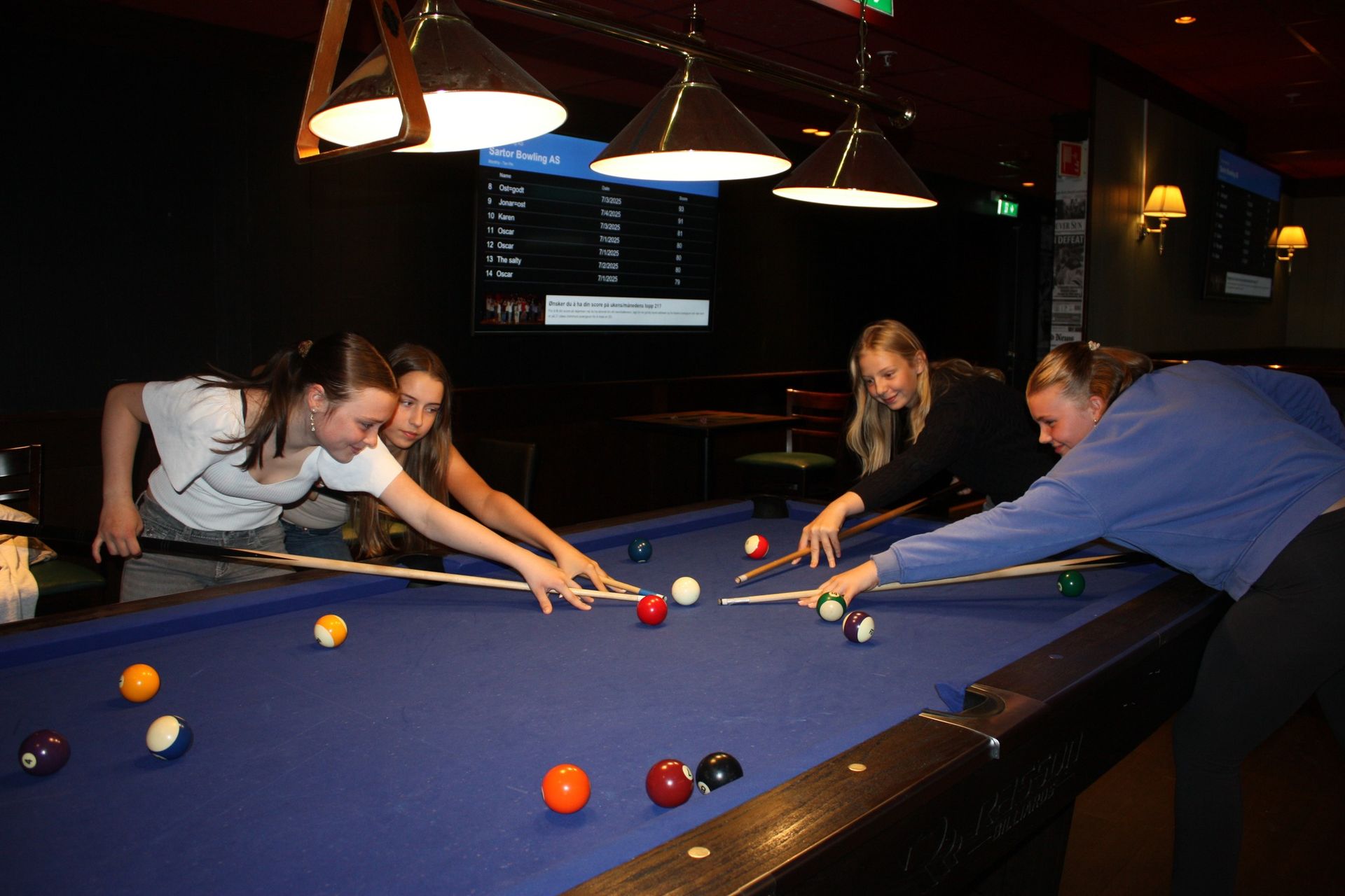 Biljardrommet hos Sartor Bowling — to bord med varmt lys fra pendel-lampene